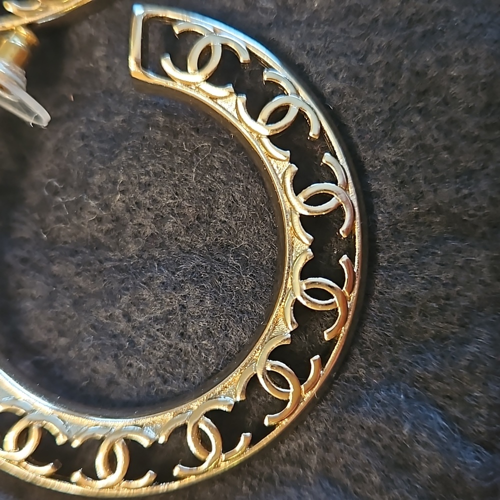 🚫SOLD🚫 CHANEL CC Logo Gold Hoop Earrings B19K - Picture 3 of 5